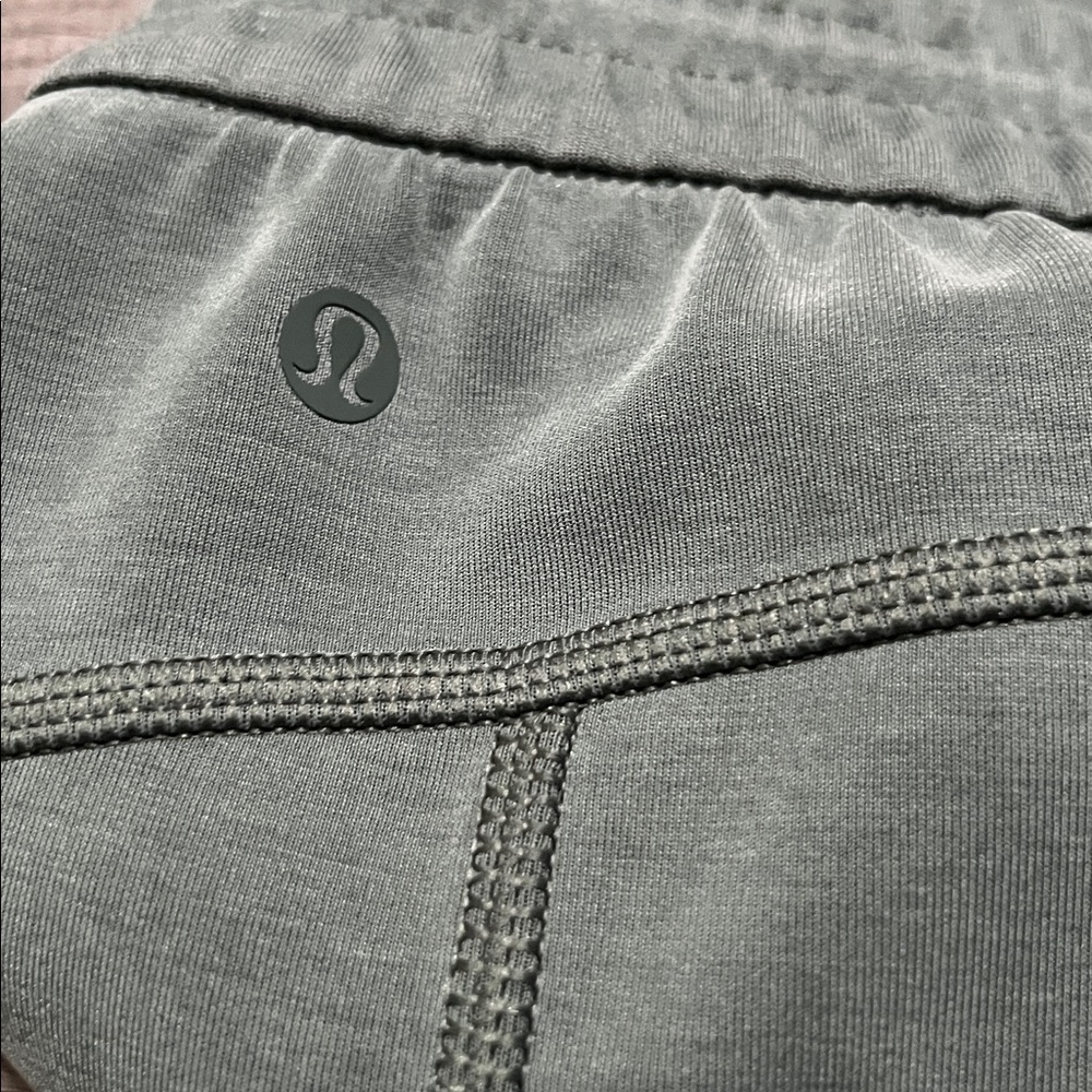 Lululemon Softstreme High-Rise Pant
Smoked Spruce Size 0 - Picture 6 of 7